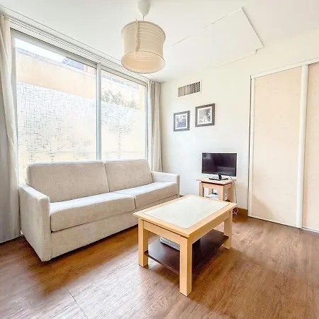 Lumineux F2 Avec Terrasse & Piscine, Frejus-port Apartment